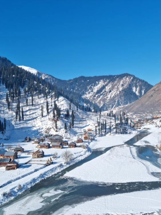 Kashmir Tour Package with Srinagar, Sonamarg, Gulmarg, Pahalgam, Dal Lake and Shikara ride